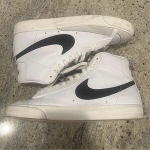 Nike Blazer Mid 77 VTG Sneakers Sz 9 White Leather Black Swoosh